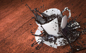 Log4j - Da fällt die Kaffeetasse schon mal zu Boden - Symbolbild IT-Sicherheitslücke